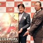 「さまよえるオランダ人」の発表記者会見に出席した指揮・芸術監督の佐渡裕（左）と出演者の妻屋秀和（バス）＝兵庫県立芸術文化センター