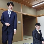 検分のため対局室に入室する藤井聡太王位（左）。右は永瀬拓矢九段＝１４日午後、神戸市北区有馬町、有馬温泉の旅館「中の坊瑞苑」（撮影・丸山桃奈）