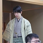 第２局の対局室に入る藤井聡太王位＝１６日午前８時４７分、神戸市北区有馬町、有馬温泉の旅館「中の坊瑞苑」（撮影・丸山桃奈）