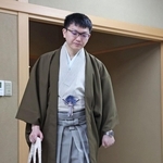 対局室に入る永瀬拓矢九段＝１６日午前８時３７分、神戸市北区有馬町、有馬温泉の旅館「中の坊瑞苑」（撮影・丸山桃奈）