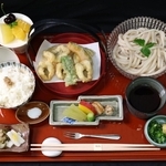 藤井聡太王位が２日目の昼食に選んだ「淡路産鱧と夏野菜の天婦羅とうどん膳」＝１６日午後、神戸市北区有馬町、中の坊瑞苑（撮影・丸山桃奈）