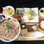 永瀬拓矢九段が２日目の昼食に選んだ「神戸牛肉うどん膳・大盛」と氷なしのアイスミルクティー＝１６日午後、神戸市北区有馬町、中の坊瑞苑（撮影・丸山桃奈）