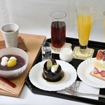 永瀬拓矢九段は「フルーツケーキ」と「カルマ」に加え「白玉冷やしぜんざい」。「マンゴージュース（氷なし）」、「パインジュース（氷なし）」、「アイスミルクティー（氷なし、シロップあり）」も＝１６日午後、神戸市北区有馬町、中の坊瑞苑（撮影・斎藤雅志）