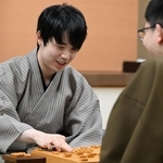 永瀬拓矢九段（右）と対局を振り返る藤井聡太王位＝１６日午後７時１６分、神戸市北区有馬町、中の坊瑞苑（撮影・斎藤雅志）
