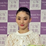 「素直な気持ちをお伝えしたい」と会見に臨んだ夢白あや＝宝塚大劇場