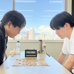 Ａ級決勝で対局する立石径さん（左）と佐々木優綺さん＝２６日、神戸市中央区東川崎町１、神戸新聞社