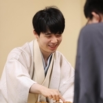 第３局で永瀬拓矢九段に勝ち、対局を振り返る藤井聡太王位＝３０日午後、北海道千歳市、ポルトムインターナショナル北海道