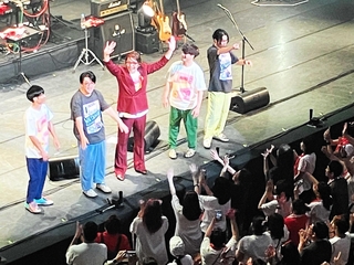 結成２５年記念コンサートで観客の声援に応えるワタナベフラワーのメンバーら＝神戸市中央区御幸通８