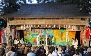 神社に残る農村歌舞伎舞台で披露された２０２３年の「但東さいさい」の様子＝豊岡市但東町