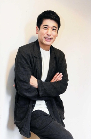 阪神・淡路大震災をストーリーに取り入れた舞台「明日を落としても」に出演する佐藤隆太＝西宮市高松町２、兵庫県立芸術文化センター