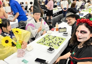 人気漫画「ヒカルの碁」の藤原佐為をイメージした衣装や、メキシコの「死者の日」のドレスで臨んだ参加者らが、ベストドレッサー賞に輝いた＝１０日、大阪市此花区の夢洲