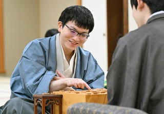 ７番勝負の第４局で勝ち、対局を振り返る永瀬拓矢九段＝20日午後、福岡県宗像市、宗像ユリックス