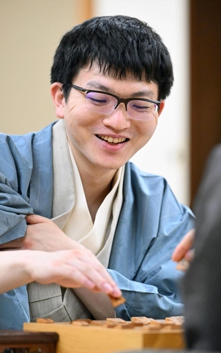 ７番勝負の第４局で勝ち、対局を振り返る永瀬拓矢九段＝20日午後、福岡県宗像市、宗像ユリックス