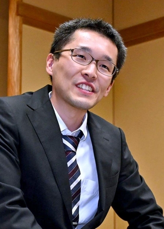 対局を終え、インタビューに答える志田達哉八段＝２２日午後、東京都千代田区の日本棋院