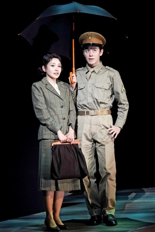「ＷＡＲ　ＢＲＩＤＥ」で桂子・ハーンを演じる奈緒（左）とフランク・ハーンを演じるウエンツ瑛士＝提供写真（撮影・田中亜紀）
