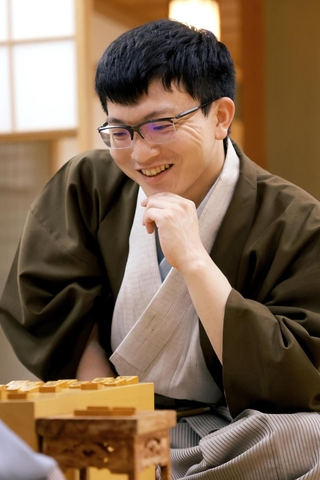 ７番勝負の第５局で勝ち、対局を振り返る永瀬拓矢九段＝27日午後、徳島市、渭水苑