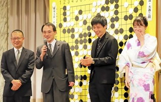 ペア碁の公開対局で戦った（左から）結城聡九段、坂井秀至八段、張栩九段、大森らん二段＝１４日、大阪市北区茶屋町、ホテル阪急インターナショナル
