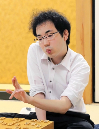 加古川青流戦の２戦目で山下数毅三段を破った後、感想戦に臨んだ柵木幹太四段＝２２日、大阪府高槻市、関西将棋会館
