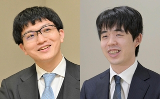 藤井聡太王位（右）と永瀬拓矢九段