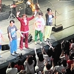 結成２５年記念コンサートで観客の声援に応えるワタナベフラワーのメンバーら＝神戸市中央区御幸通８