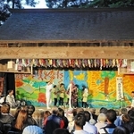 神社に残る農村歌舞伎舞台で披露された２０２３年の「但東さいさい」の様子＝豊岡市但東町