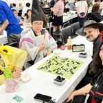 人気漫画「ヒカルの碁」の藤原佐為をイメージした衣装や、メキシコの「死者の日」のドレスで臨んだ参加者らが、ベストドレッサー賞に輝いた＝１０日、大阪市此花区の夢洲