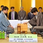 第４局で初手を指す藤井聡太王位（右）。左は永瀬拓矢九段＝１９日午前、福岡県宗像市、宗像ユリックス