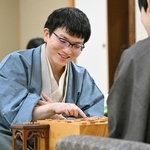 ７番勝負の第４局で勝ち、対局を振り返る永瀬拓矢九段＝20日午後、福岡県宗像市、宗像ユリックス