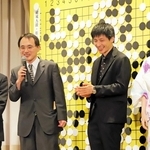 ペア碁の公開対局で戦った（左から）結城聡九段、坂井秀至八段、張栩九段、大森らん二段＝１４日、大阪市北区茶屋町、ホテル阪急インターナショナル