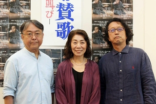 会見で上演への思いを語った（左から）演出の岩崎正裕、俳優金子順子、脚本くるみざわしん＝大阪市天王寺区逢阪２