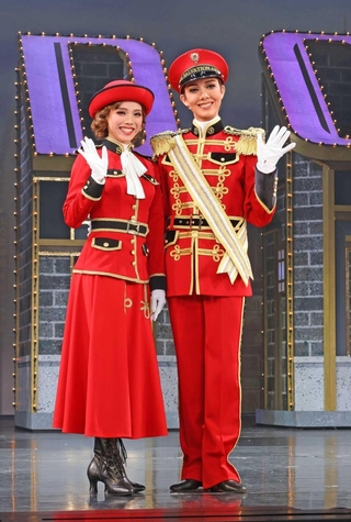 新人公演で主演した雅耀（右）と、ヒロインを演じた帆華なつ海＝宝塚市栄町１、宝塚大劇場