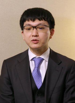 第６６期王位戦７番勝負第６局を前に、インタビューに応じる永瀬拓矢九段＝東京都内