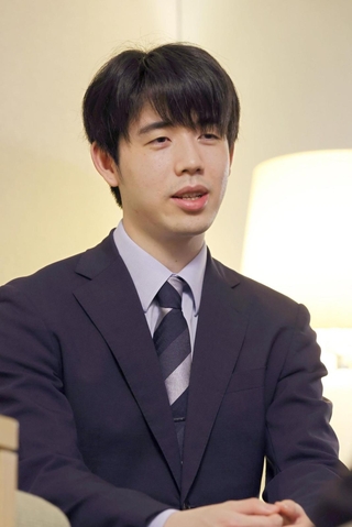 第６６期王位戦７番勝負第６局を前に、インタビューに応じる藤井聡太王位＝東京都内