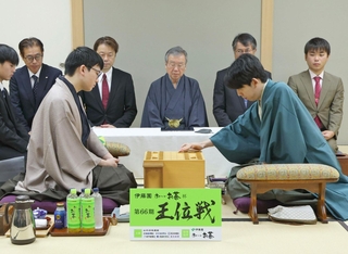 第６局で初手を指す藤井聡太王位（右）。左は永瀬拓矢九段＝９日午前、東京都渋谷区、将棋会館