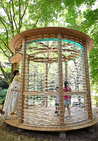 六甲高山植物園に展示されている「しらす、山に昇る」＝神戸市灘区六甲山町（撮影・風斗雅博）