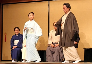 「水仙丹前」の振り付けを実演する花柳小三郎（前列右）と藤間晃妃（同左）＝京都市東山区