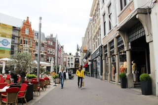 この通り沿いにゴッホが就職したグーピル商会ハーグ支店があった＝オランダ・ハーグ