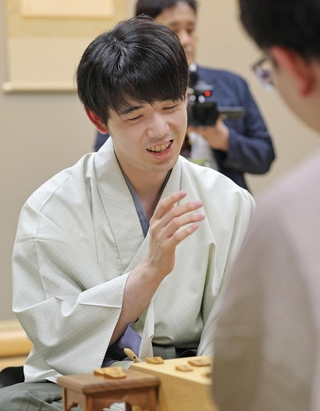 第６局で勝って王位６連覇を果たし、感想戦に臨む藤井聡太王位＝10日午後、東京都渋谷区、将棋会館