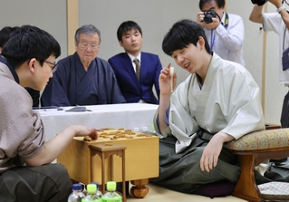 第６局で勝って王位６連覇を果たし、感想戦に臨む藤井聡太王位（手前右）＝10日午後、東京都渋谷区、将棋会館