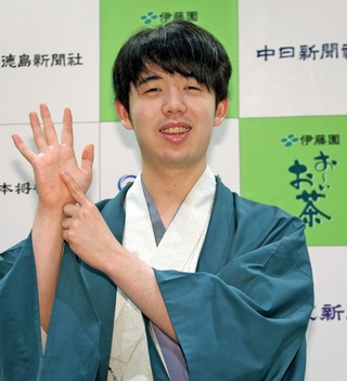将棋の第６６期王位戦７番勝負第６局で永瀬拓矢九段を破って６連覇を果たし、ポーズをとる藤井聡太王位＝東京都渋谷区の将棋会館
