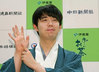 将棋の第６６期王位戦７番勝負第６局で永瀬拓矢九段を破って６連覇を果たし、ポーズをとる藤井聡太王位＝東京都渋谷区の将棋会館