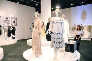 約２００点が並ぶ会場。これまでのショーの様子も放映されている＝神戸市東灘区向洋町中２、神戸ファッション美術館