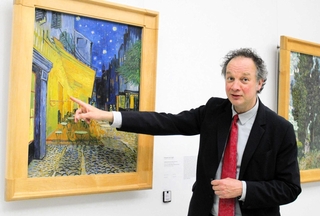 クレラー＝ミュラー美術館所蔵の「夜のカフェテラス」を前に、ゴッホ作品の魅力を語るベンノ・テンペル館長＝オランダ・ヘルダーラント州エーデ
