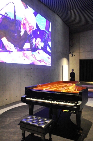 過去の演奏データを基に、坂本龍一さんが長年愛用したグランドピアノで再生する＝大阪市北区
