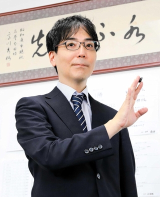 「つぎの一手」を出題する古谷裕九段＝大阪市北区太融寺町、梅田囲碁センター
