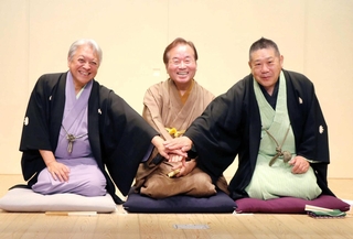 芸歴５０周年を迎えた（左から）笑福亭枝鶴、桂文之助、笑福亭学光＝神戸新開地・喜楽館
