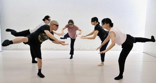 本番に向けて稽古に打ち込む出演者＝芦屋市呉川町