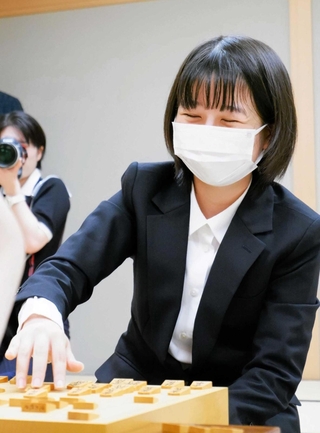 第１５期女流王座戦挑戦者決定戦で、西山朋佳女流二冠に敗れた後、感想戦に臨んだ中七海女流三段＝１２日、東京都渋谷区、将棋会館（写真は新聞三社連合提供）