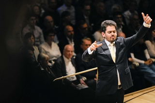 ミュンヘン・フィルを指揮するラハフ・シャニ＝いずれもドイツ（（ｃ）Ｆａｂｉａｎ　Ｓｃｈｅｌｌｈｏｒｎ／Ｂｅｒｌｉｎｅｒ　Ｆｅｓｔｓｐｉｅｌｅ）