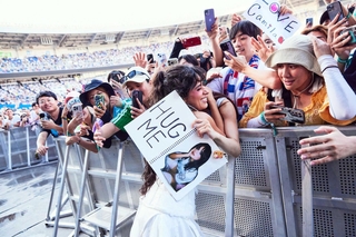 アリーナに降りて観客とハグするカミラ・カベロ（（ｃ）ＳＵＭＭＥＲ　ＳＯＮＩＣ　Ａｌｌ　Ｒｉｇｈｔｓ　Ｒｅｓｅｒｖｅｄ．）